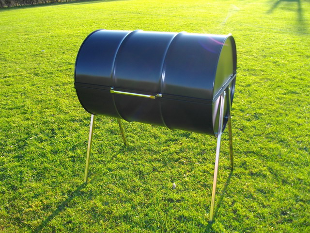 The Deluxe Barrel Barbecue has a extra large capacity, easily catering for 30 + guests and is supplied complete with a lid.